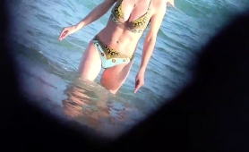 beach-voyeur-captures-a-sexy-slender-babe-in-a-tight-bikini