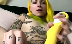 tattooed-camgirl-uses-a-big-yellow-dildo-to-please-her-pussy
