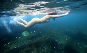 wild-amateur-milf-putting-on-fantastic-underwater-show